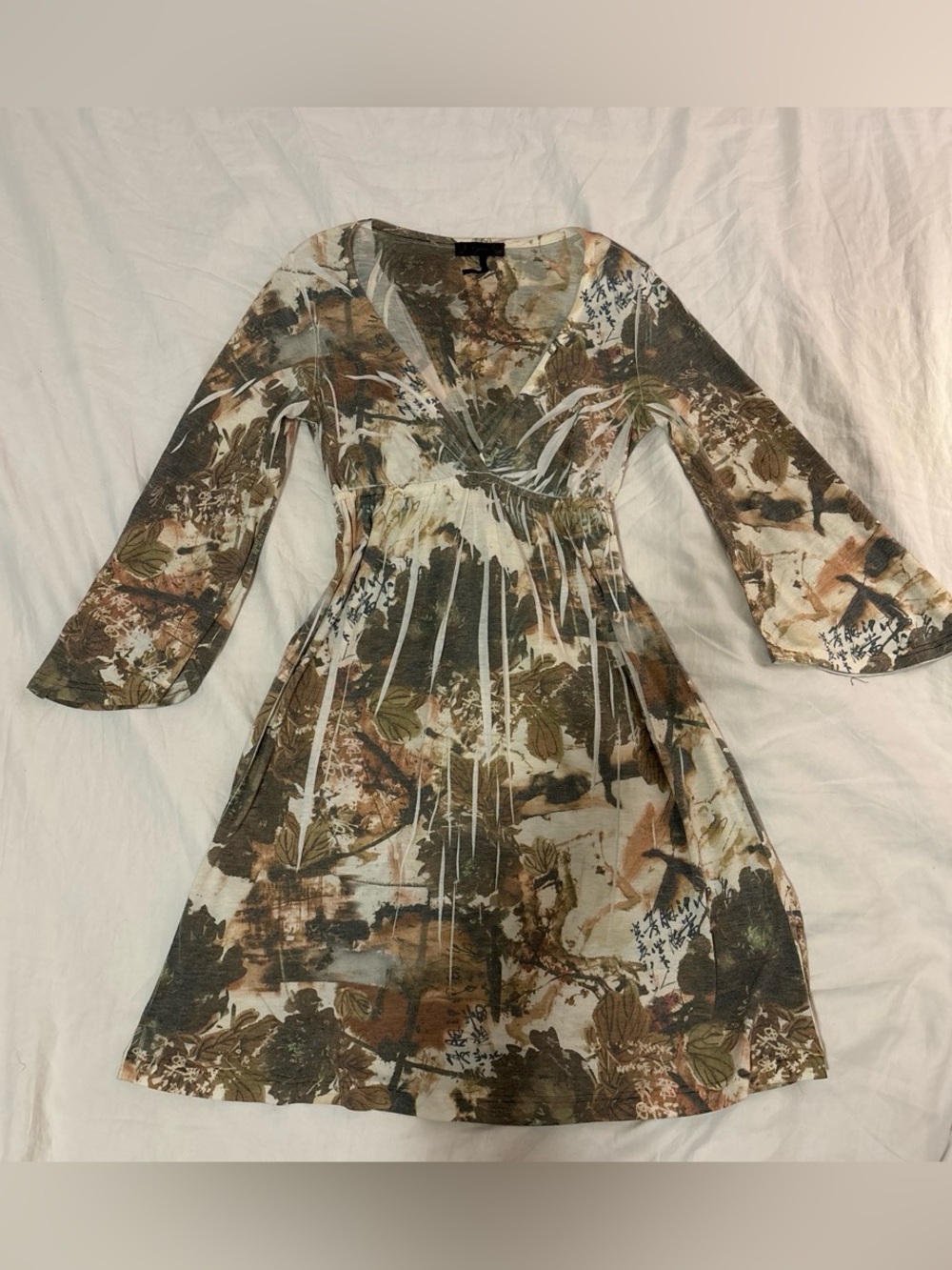 Guess babydoll Printed V-Neck Long quarte Sleeve Dress in Olive, Brown and Cream